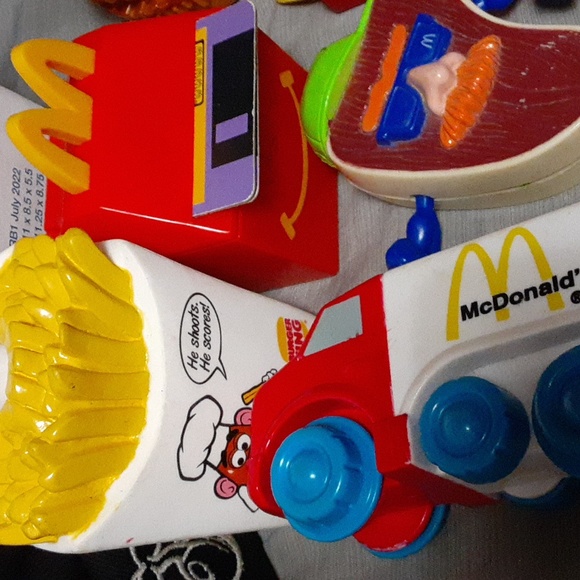 Vintage Lot of 11 McDonalds toys and 1 Burger King toy - Picture 3 of 4
